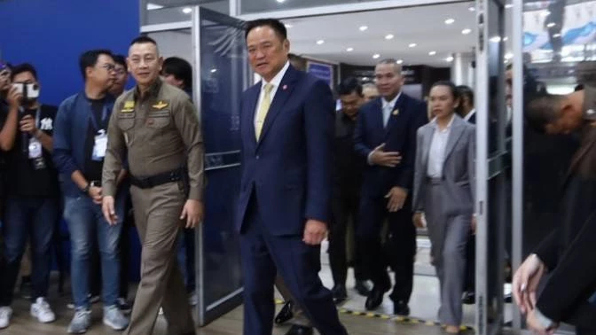 'อนุทิน' โบ้ยถาม 'ไชยชนก' ส่วยเว็บพนัน 40 ล้าน มั่นใจ ภท. ไร้นโยบายรับสินบน