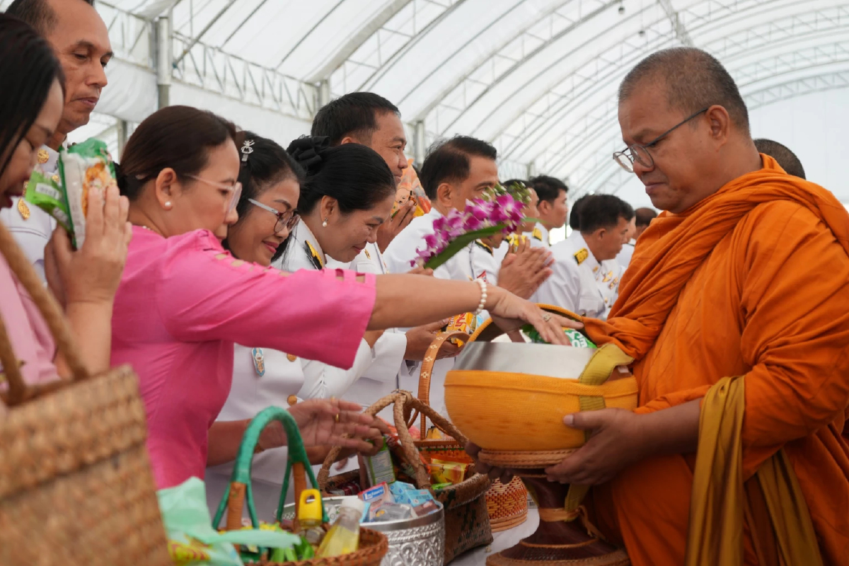 วันปิยมหาราช ทำบุญตักบาตรถวายเป็นพระราชกุศล