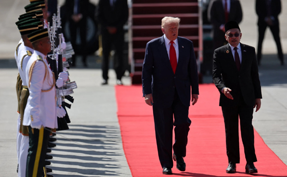 ‘ประธานาธิบดีโดนัลด์ ทรัมป์’ เดินทางถึง ‘มาเลเซีย’ แล้ว