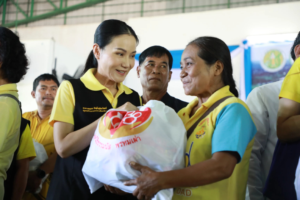 “นฤมล“ลงสุโขทัย ตรวจเยี่ยมโรงเรียน บ้านพักครู เสียหายจากน้ำท่วม
