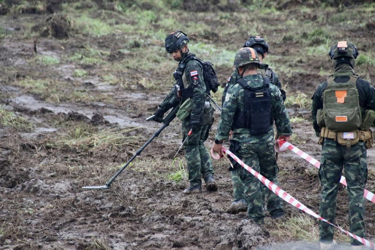 มทภ.1 ลงพื้นที่ ติดตามเก็บกู้ทุ่นระเบิดบ้านหนองจาน จ.สระแก้ว 20 ต.ค.