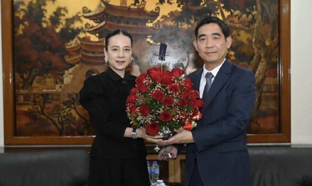 'มาดามแป้ง' เข้าพบ 'ทูตเวียดนาม' หอบดอกไม้ขอโทษ ปมใช้ธงชาติผิด