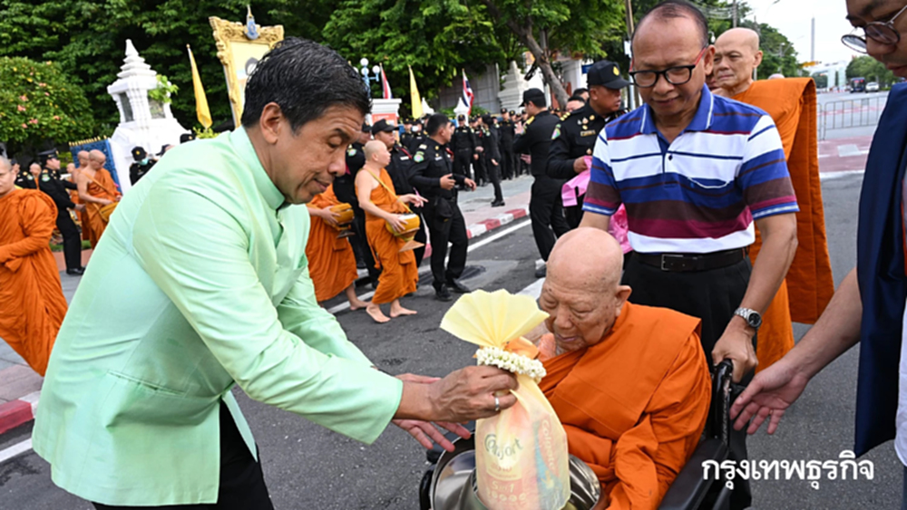 ออกพรรษา 2568 ผู้ว่าฯ ชัชชาติ นำทัพศรัทธา ตักบาตรเทโวโรหณะ 69 รูป