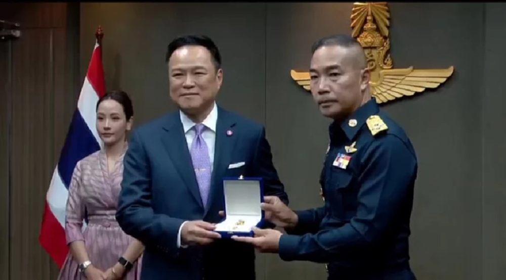 'นายกฯ อนุทิน' รับเครื่องหมาย 'ปีกเหินเวหา'  ผู้ทำคุณประโยชน์ทอ.