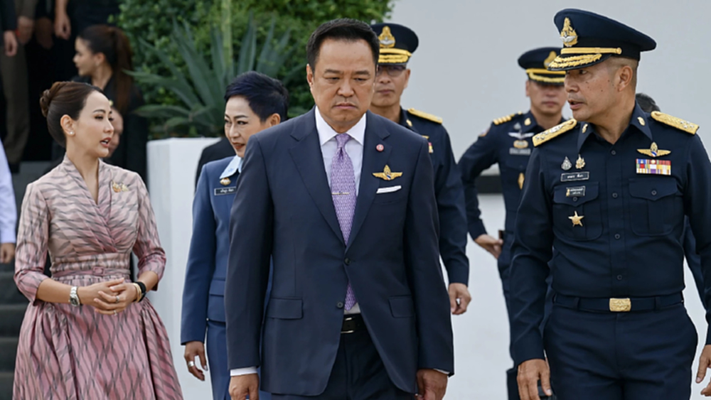 ‘อนุทิน’ ควงภริยา เยือน ‘สปป.ลาว’ ภารกิจ ตปท.ครั้งแรก หลังนั่งนายกฯ