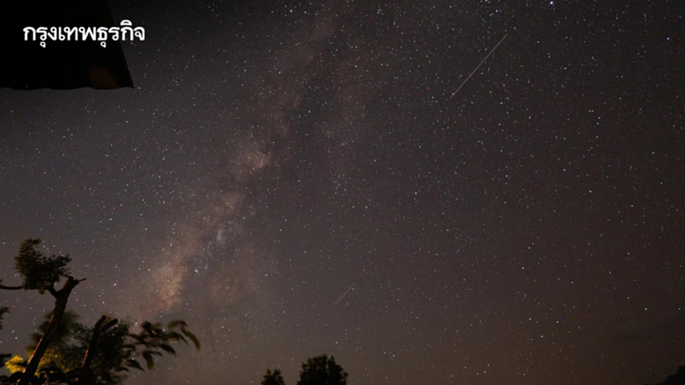 ชมภาพ ฝนดาวตกโอไรออนิดส์ ปรากฏให้เห็นตั้งแต่หัวค่ำ เคียงคู่กับทางช้างเผือก