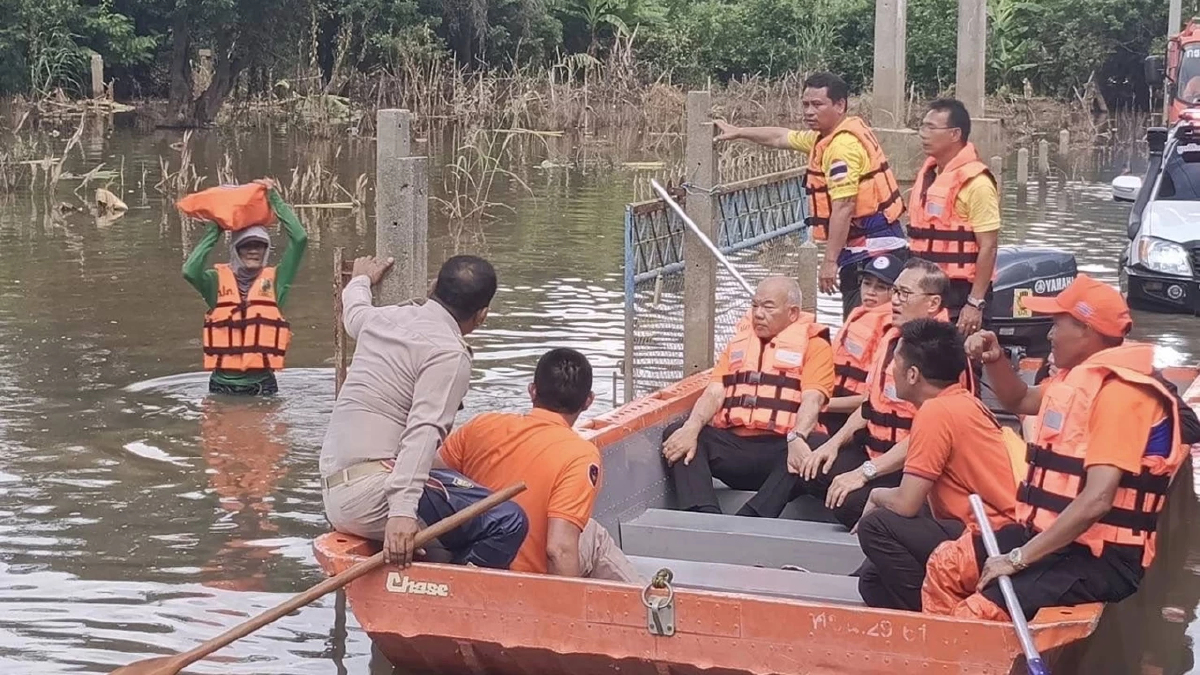 น้ำท่วม 15 จ. เดือดร้อน 116,043 ครัวเรือน แจกเงินเยียวยา 9000 เช็กด่วน