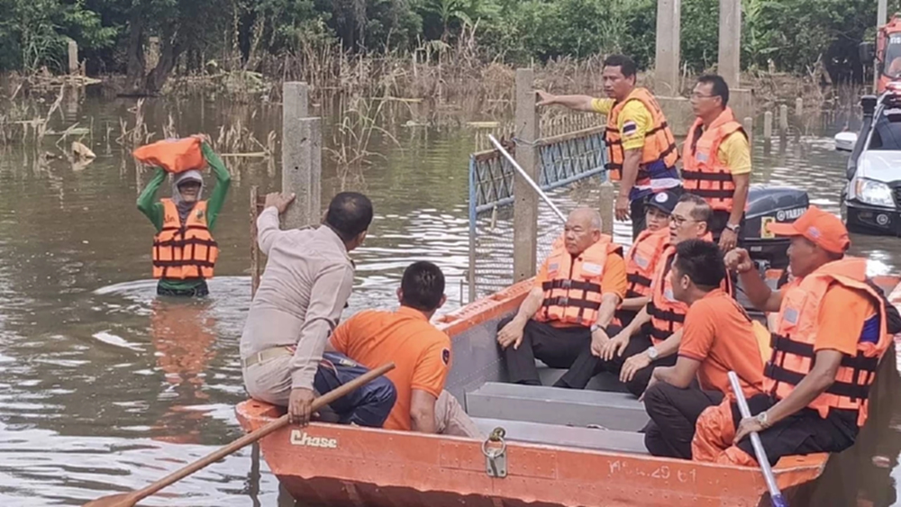 น้ำท่วม 15 จ. เดือดร้อน 116,043 ครัวเรือน แจกเงินเยียวยา 9000 เช็กด่วน