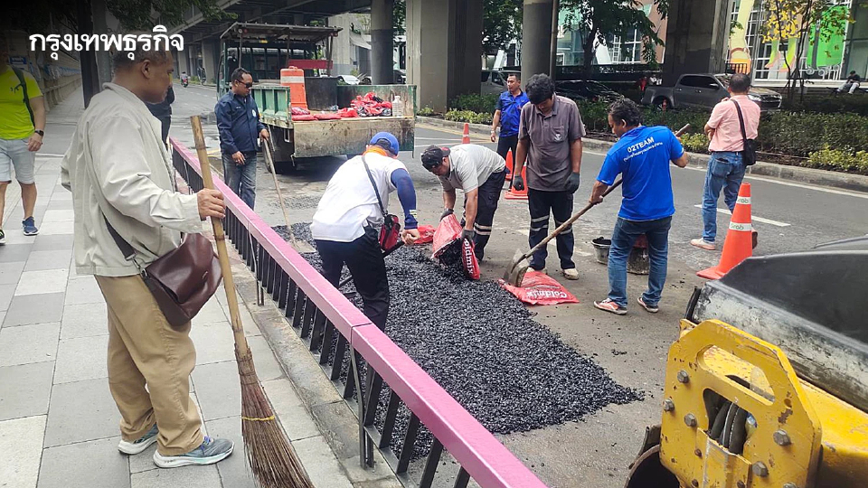 ซ่อมเสร็จแล้ว "หลุมยุบ" ถนนพระราม 1 หน้า รพ.ตำรวจ รถสัญจรได้ตามปกติ