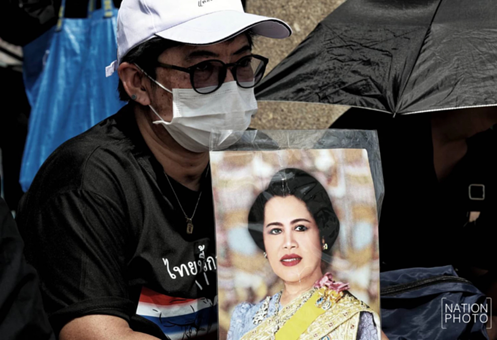 น้ำตาอาลัย! พสกนิกรเฝ้าฯ ขบวนพระบรมศพ สมเด็จพระพันปีหลวง สู่พระบรมมหาราชวัง