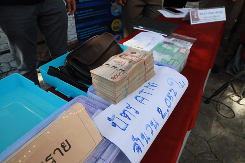 อึ้ง! พกบัตร ATM 2,057 ใบ ตระเวนกดเงินกลางเมือง บุกจับ 2 หนุ่มจีน-ไทย