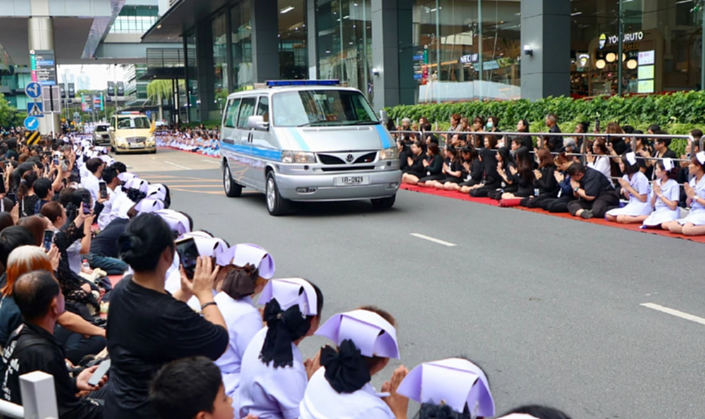 'ในหลวง-พระราชินี' เสด็จฯ เชิญพระบรมศพ 'สมเด็จพระพันปีหลวง'