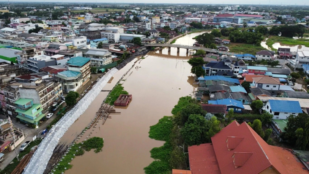 กรมโยธาฯ เสริมคันดินชั่วคราว กู้ 'น้ำท่วมเสนา' ช่วย 9 พันครัวเรือน