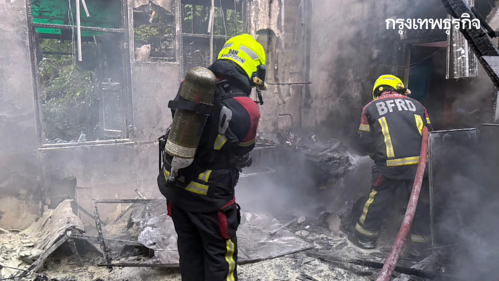 ไฟไหม้บ้านเรือนประชาชน โหมบ้านไม้เก่าวอดวาย ซอยเสรีไทย 20 กทม.