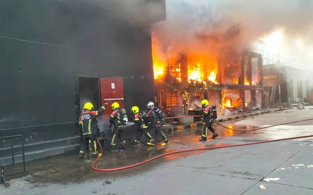 ด่วน! ไฟไหม้ร้านอาหารดัง ย่าน RCA เจ้าหน้าที่คุมเพลิงแล้ว