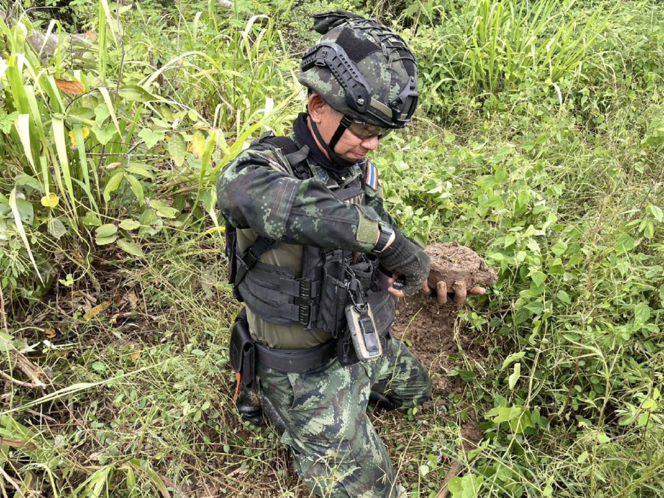 พบ3ทุ่นระเบิด บ้านหนองหญ้าแก้ว 'ผบ.ทสส.' ระดมเครื่องจักร สั่งลุยต่อ