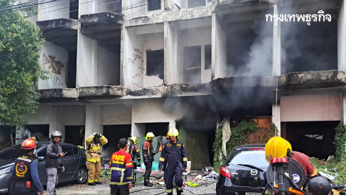 เกิดเหตุ ไฟไหม้อาคาร ซอยลาดพร้าว 87 กู้ภัย เร่งฉีดน้ำดับเพลิง