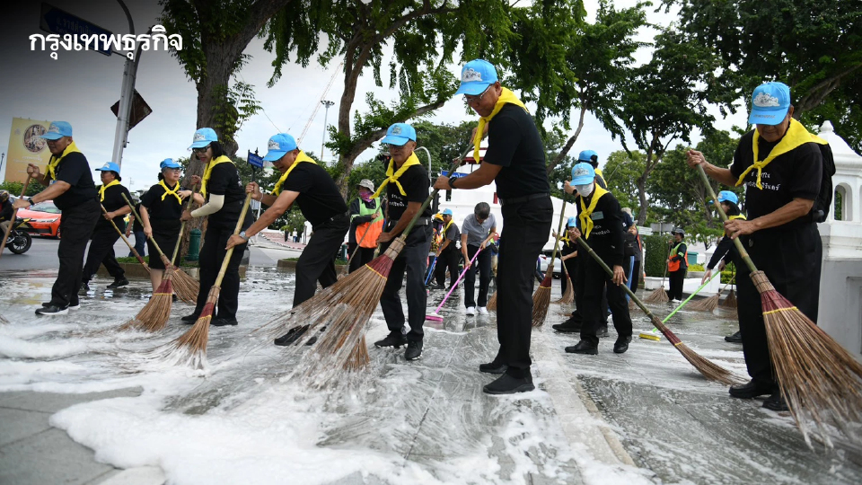 กทม. - จิตอาสา เตรียมความพร้อมเส้นทางเคลื่อนพระบรมศพ 'สมเด็จพระพันปีหลวง'