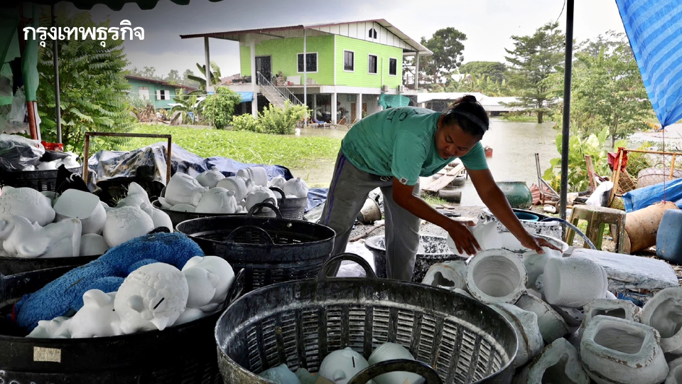 กระทบหนัก น้ำท่วม บ้านจิกสามร้อย จ.พิจิตร แหล่งผลิตกระปุกออมสินรายใหญ่