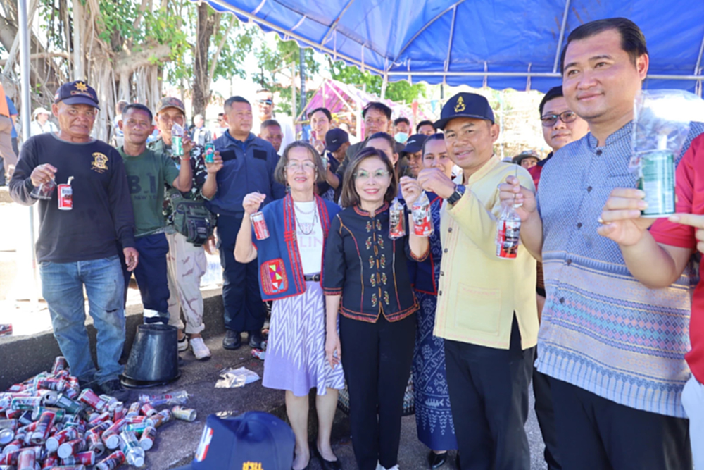‘มนพร’ให้กำลังใจศิลปินเรือไฟนครพนม โชว์งานวันออกพรรษา