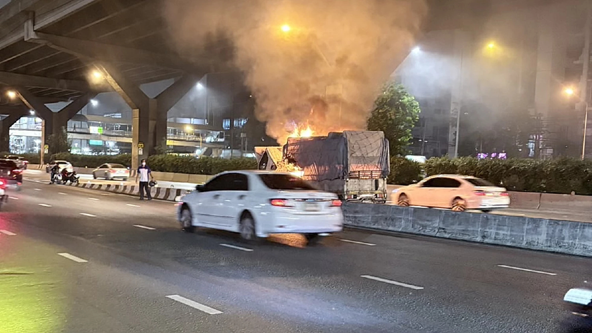 ระทึก! ไฟไหม้รถบรรทุก ถนนวิภาวดีรังสิต ขาเข้า การจราจรเคลื่อนตัวช้า