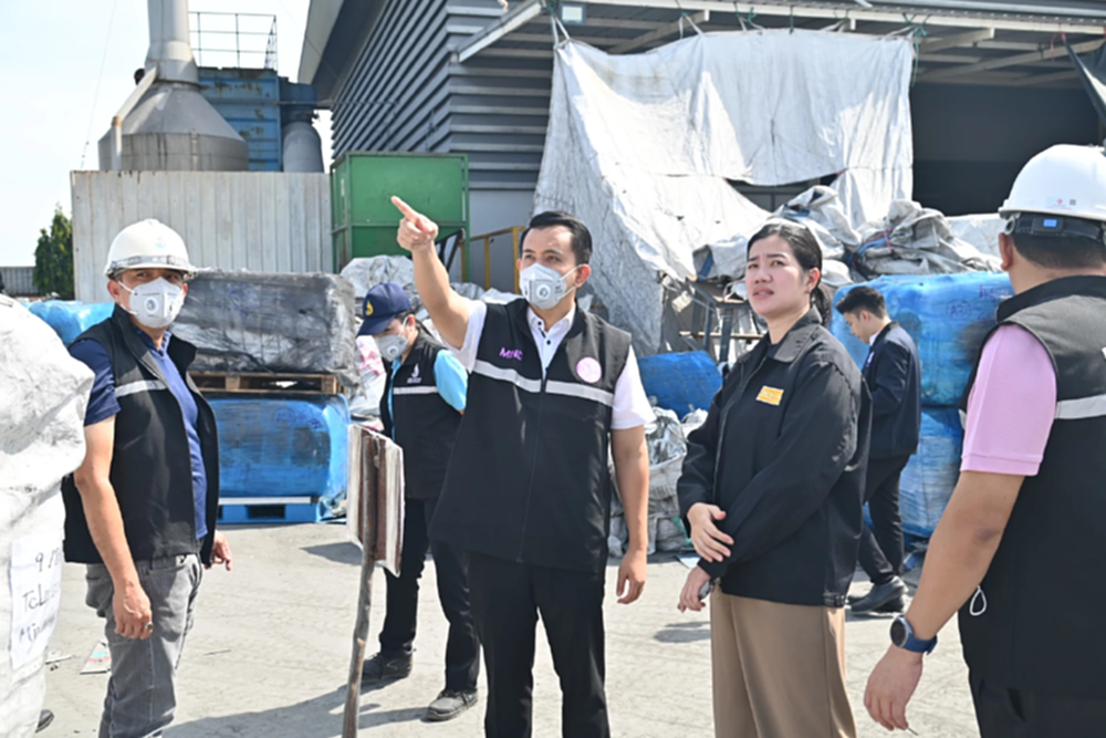 'ธนกร' สั่ง ปิด 2 โรงงานผิด พ.ร.บ. ย้ำห้ามทำประชาชนเดือดร้อน