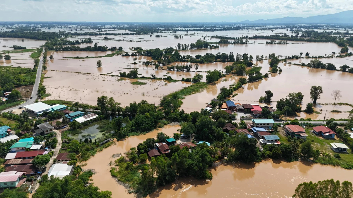 เปิดภาพ น้ำท่วมสุโขทัย 4 จุดวิกฤต เร่งเปิดทางน้ำ-เสริมแนวป้องกัน