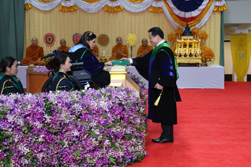 นายฐาปน สิริวัฒนภักดี เข้ารับพระราชทานปริญญาปรัชญาดุษฎีบัณฑิตกิตติมศักดิ์