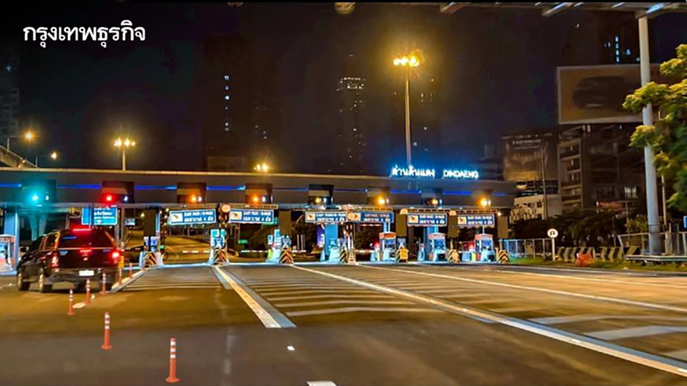 กทพ. ติดตั้งเสาล้มลุกบริเวณหน้า ด่านฯ ดินแดง แก้ปัญหารถเบียดแทรก