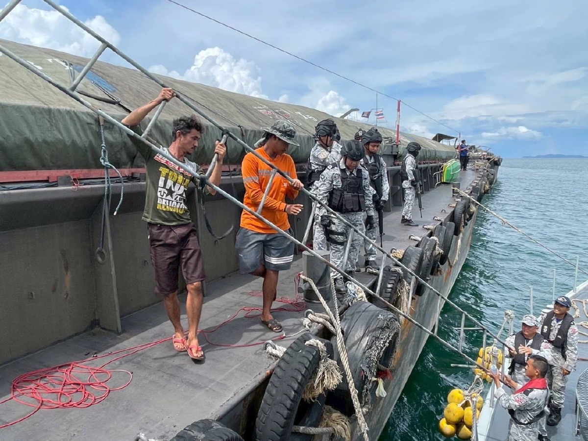 ทร. ตรวจเข้ม ลักลอบขนส่งสินค้าต้องห้ามทางทะเลชายแดนไทย-กัมพูชา