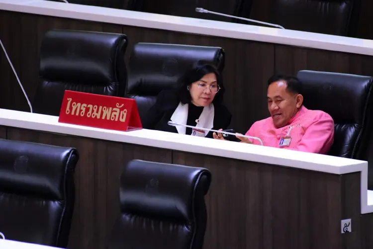 'สส.ไทรวมพลัง' ผิดคิวสวมชุดผ้าไทยสีชมพู ร่วมประชุมสภา