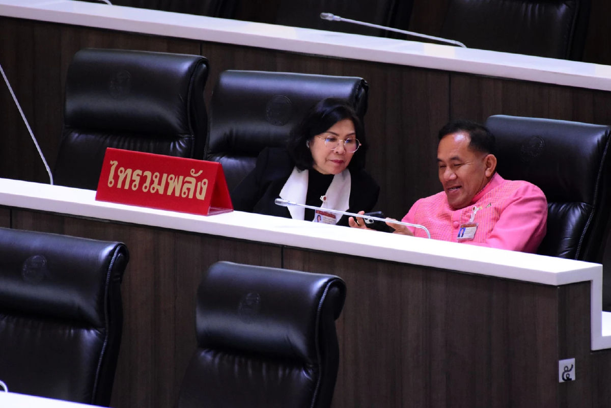 'สส.ไทรวมพลัง' ผิดคิวสวมชุดผ้าไทยสีชมพู ร่วมประชุมสภา