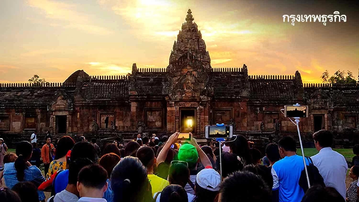 ชมปรากฏการณ์พระอาทิตย์ขึ้นสาดส่องตรง 15 ช่องประตู ปราสาทพนมรุ้ง