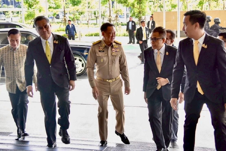 'อนุทิน' ยกคณะคุย กกต.ถกแนวทาง ทำประชามติ รธน.- เลิก MOU 43 - 44