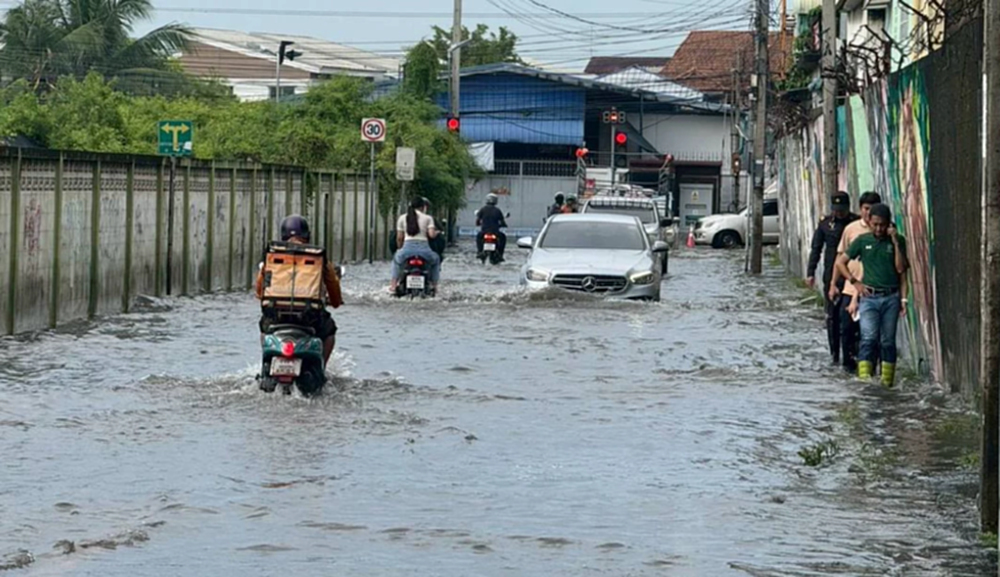 ฝนถล่มกรุง เย็นนี้! กทม. แจ้งจุดน้ำท่วม 4 เขตหลัก แนะเลี่ยงเส้นทาง