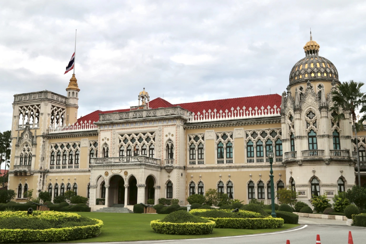 นายกฯเชิญ ครม.ประชุมนัดพิเศษเตรียมการพระราชพิธี ทำเนียบรัฐบาลลดธงครึ่งเสาถวายความอาลัย
