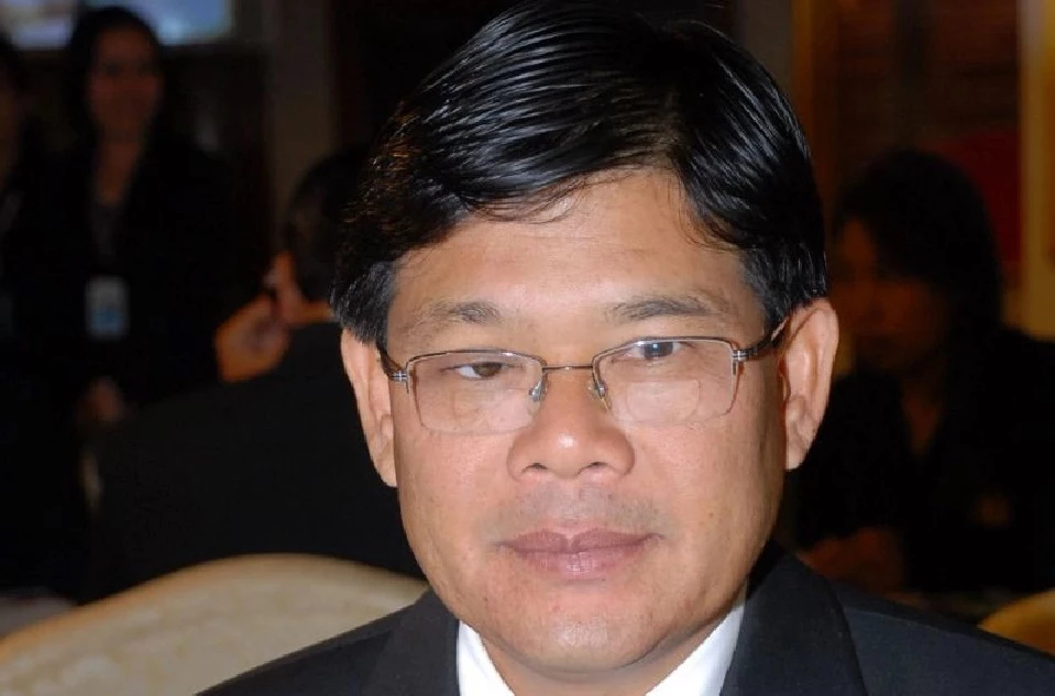 'นิสิต' อดีตแกนนำ นปช.มอบตัว หลังหนีคดีล้มประชุมอาเซียน 52