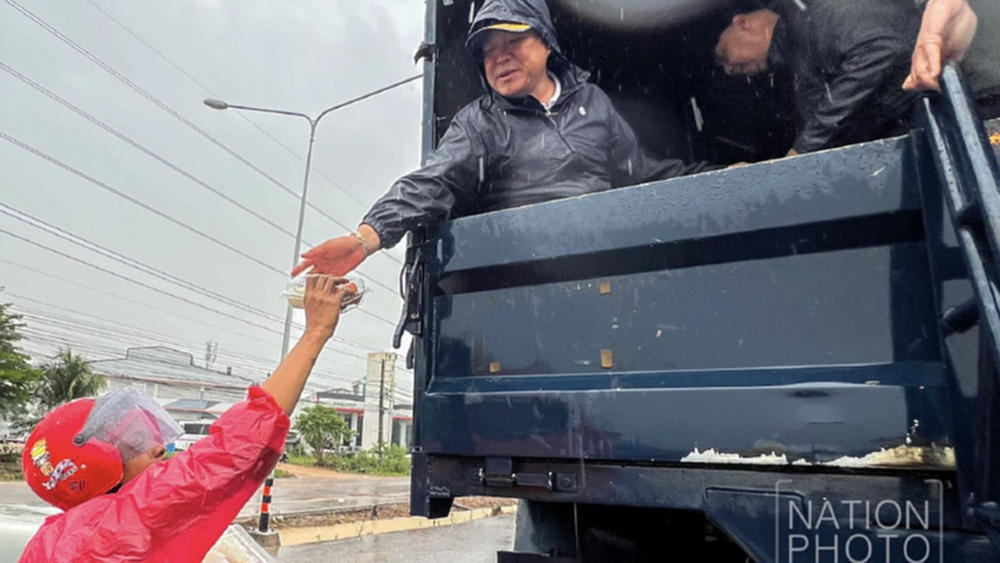 ‘อนุทิน’ ลุย แจกข้าวผู้ประสบภัย ‘น้ำท่วมหาดใหญ่’