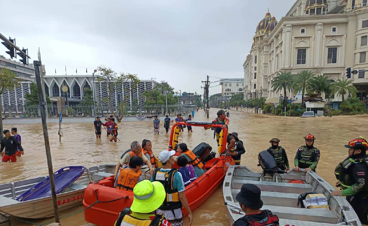 'มาดามหยก' ส่ง ทีมอินดี้ร่วมจิตอาสา จัดเรือ สปีดโบ๊ท เจสกี ช่วยน้ำท่วมหาดใหญ่