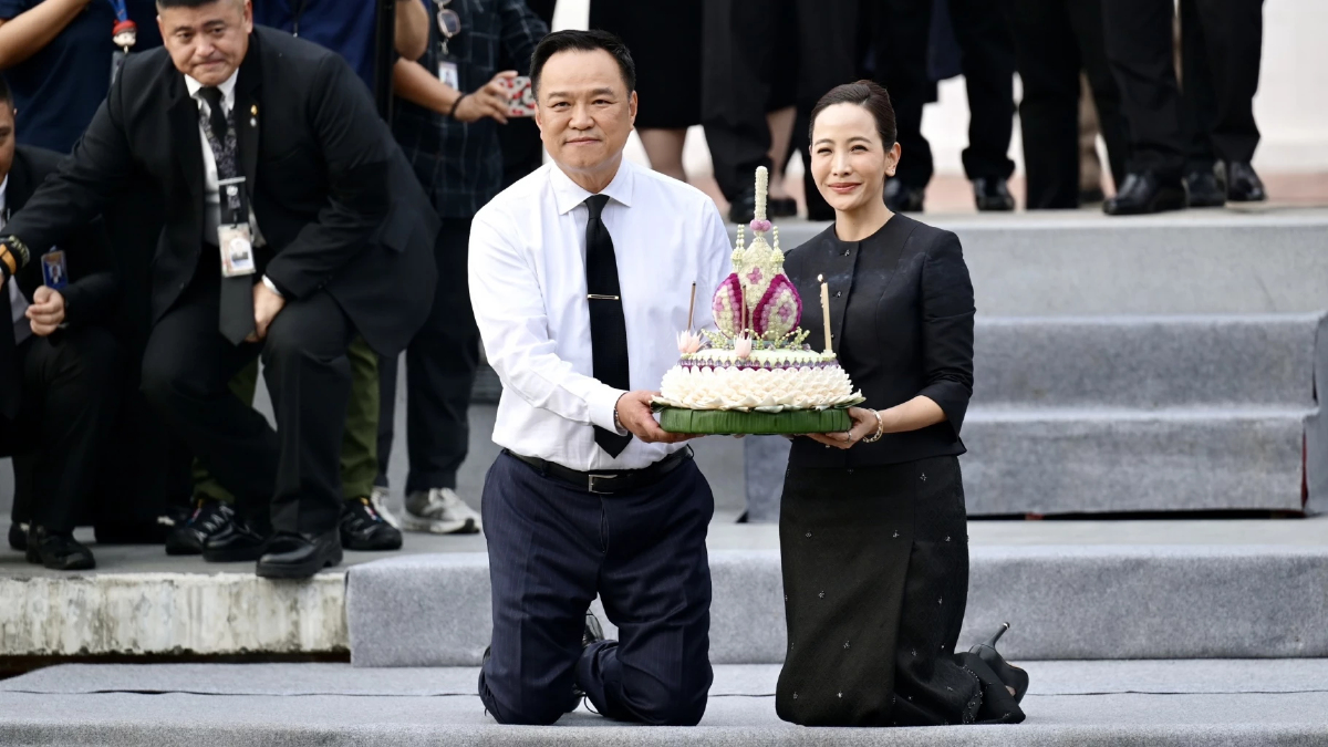 ‘อนุทิน’ ควง ภริยา ‘ลอยกระทง’ ทำจากกลีบพลับพลึงสีขาว ขอพร ปชช. มีสุข