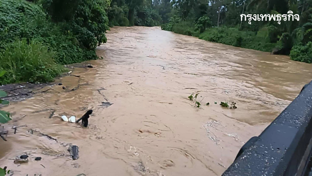 ฝนตกหนักชุมพร ทุ่งตะโก ฝนสะสม 150 มม. ต้นน้ำพุ่ง 3 เมตร สั่งอพยพด่วน