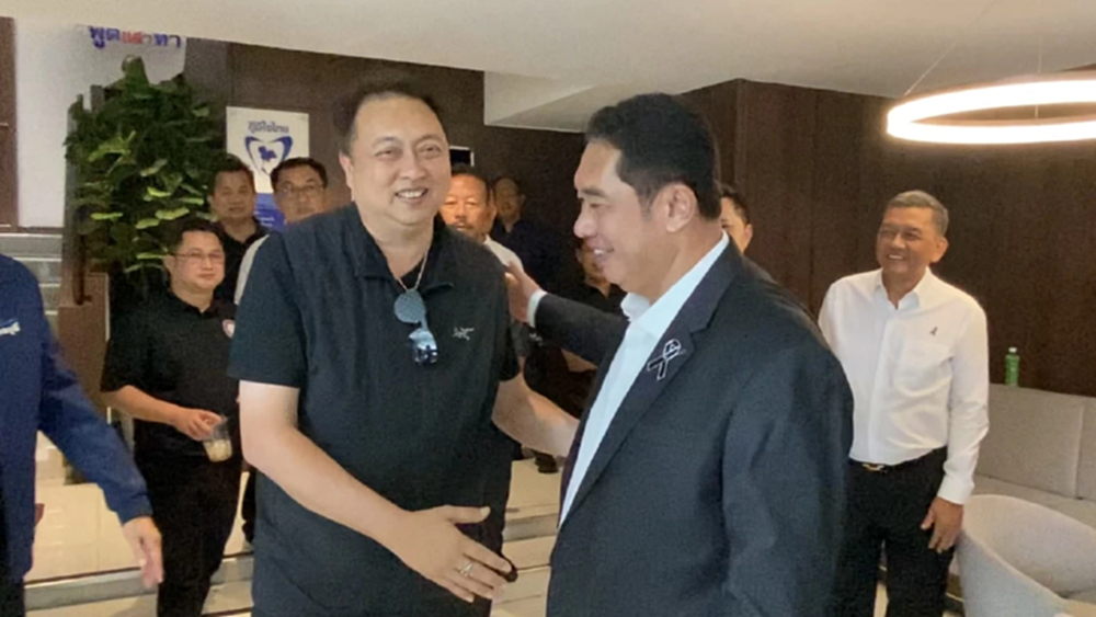 ‘สนธยา’ ไม่จับมือ ‘สุชาติ’ แค่รับไหว้ตบไหล่ หลังถกเครียด ยัน ชลบุรีไร้ปัญหา