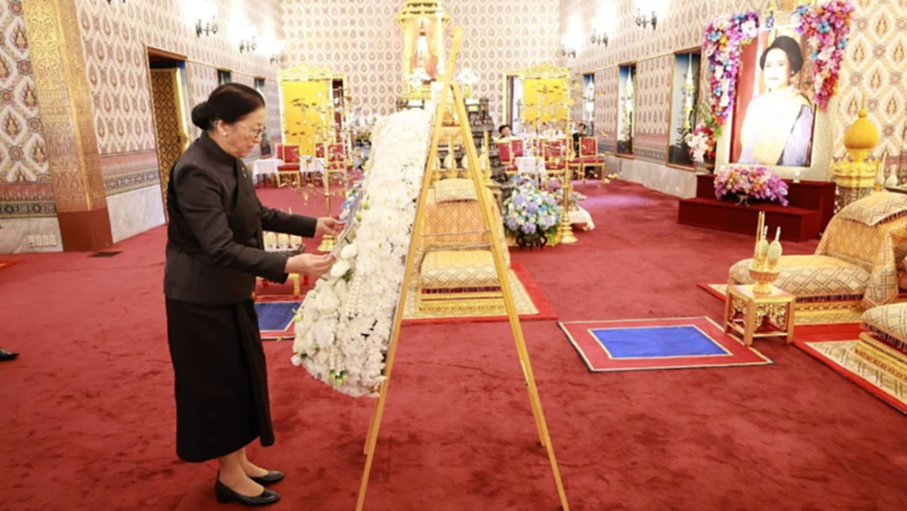 รองประธานประเทศ สปป.ลาว วางพวงมาลาถวายสักการะพระบรมศพ 'พระพันปีหลวง'