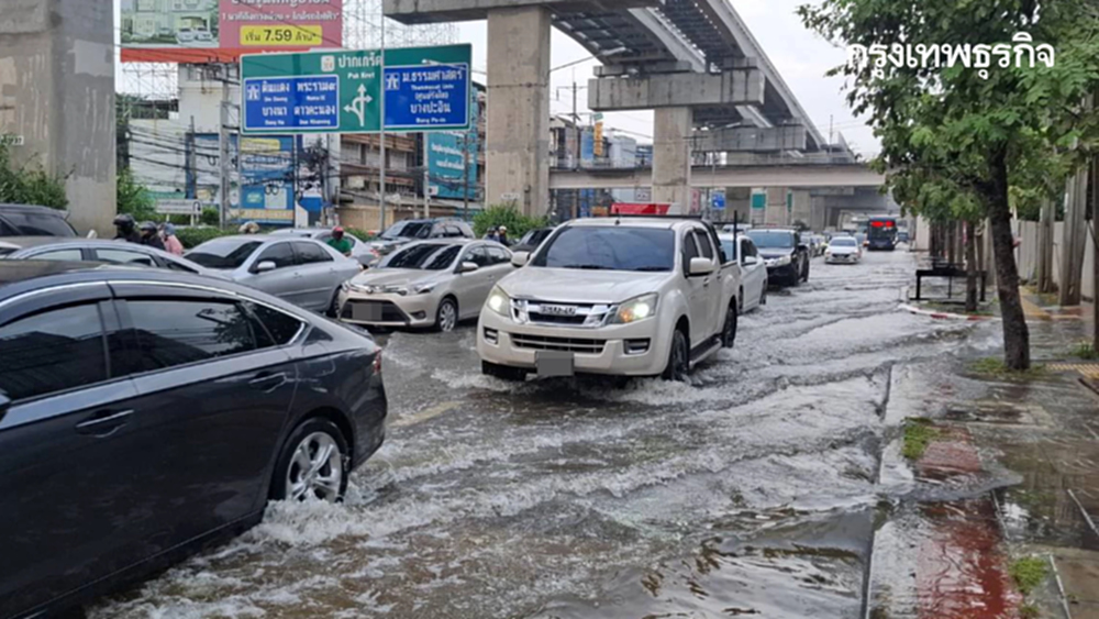 ถนนแจ้งวัฒนะ น้ำท่วมหนัก 20 ซม ใต้ด่วนขังทุกช่องทาง น้ำรอการระบาย