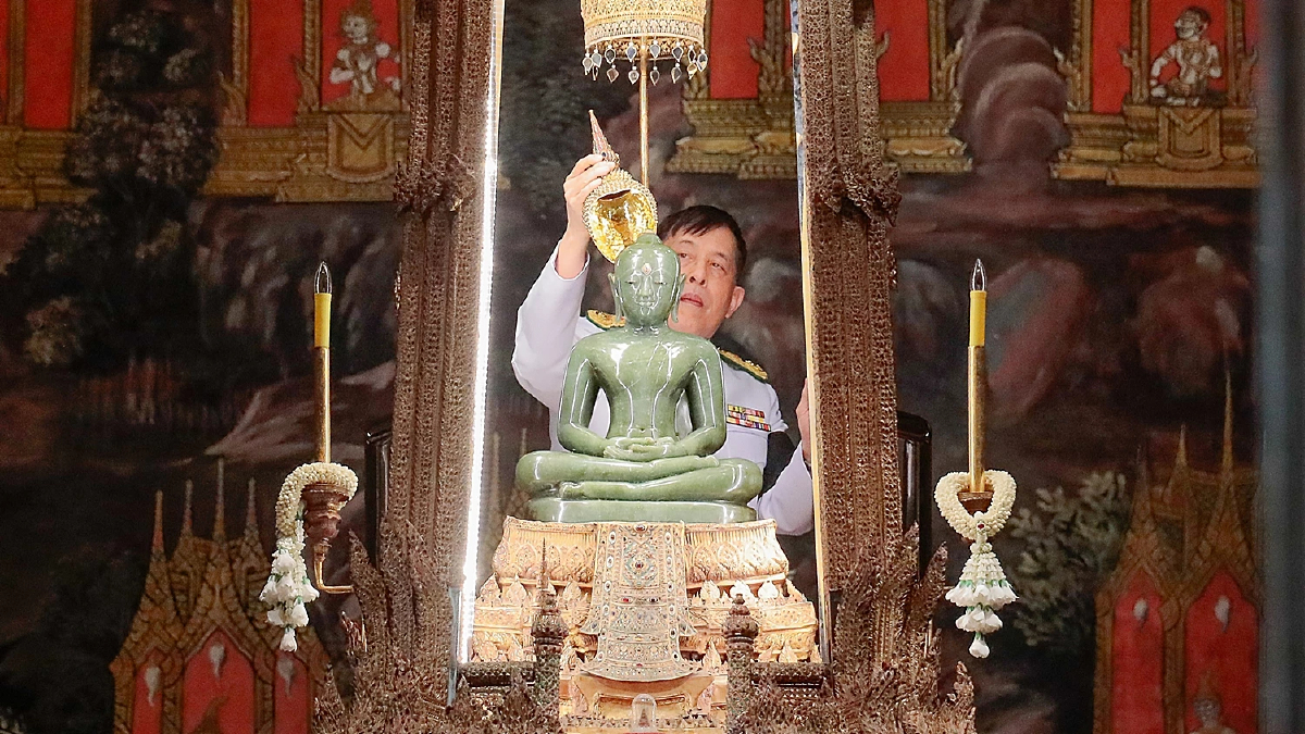 ในหลวง-พระราชินี เสด็จฯ ทรงเปลี่ยนเครื่องทรงฤดูหนาวถวาย 'พระแก้วมรกต'