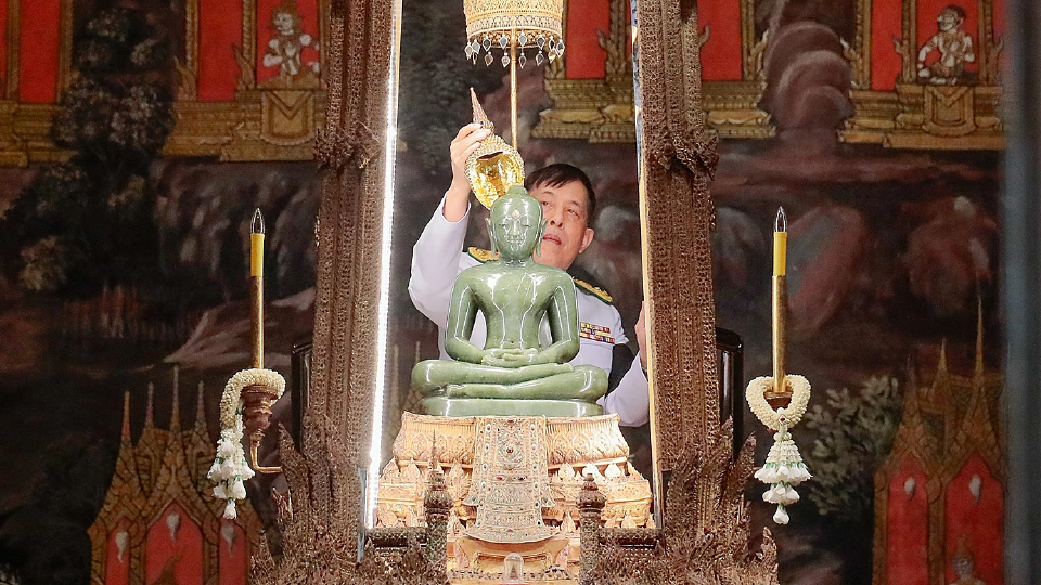 ในหลวง-พระราชินี เสด็จฯ ทรงเปลี่ยนเครื่องทรงฤดูหนาวถวาย 'พระแก้วมรกต'