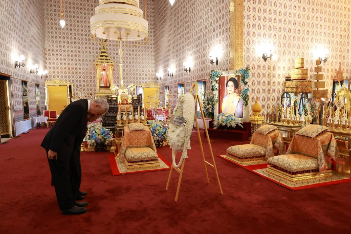 อดีตนายกฯ สิงคโปร์ วางพวงมาลาถวายสักการะพระบรมศพ 'พระพันปีหลวง'