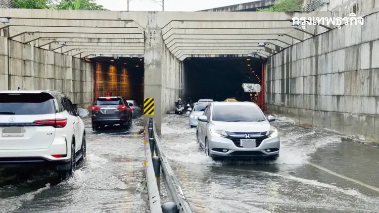 กระทบคนกรุงเทพ ฝนตกหนัก น้ำท่วมอุโมงค์ ถนนเลียบทางรถไฟ เลี่ยงเลย