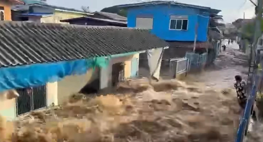 คันกั้นน้ำ 'อินทร์บุรี สิงห์บุรี' แตก! น้ำทะลักท่วม 3 หมู่บ้าน