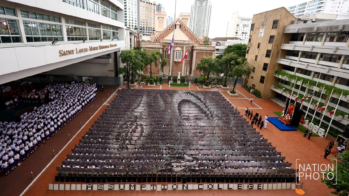 ชาวอัสสัมชัญ แปรอักษร พระบรมราชชนนีพันปีหลวง แสดงความอาลัย